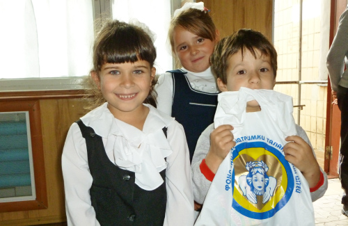 Діти з подарунками ГО «Фонд захисту і підтримки талановитих дітей» ім. Анатолія Кукоби