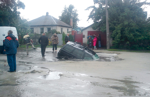 В Кременчуке автомобиль провалился под асфальт