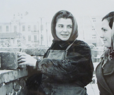 Женщины работают на стройке. 1956 год.