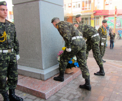 Військові кладуть квіти до пам’ятника Ватутіна