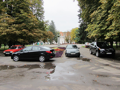 Автомобили возле спорткомплекса «Спартак» в Полтаве
