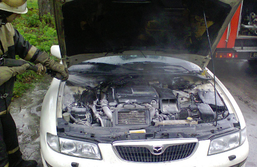 Вогонь знищив проводку моторного відсіку та пошкодив акумулятор Mazda Xedos