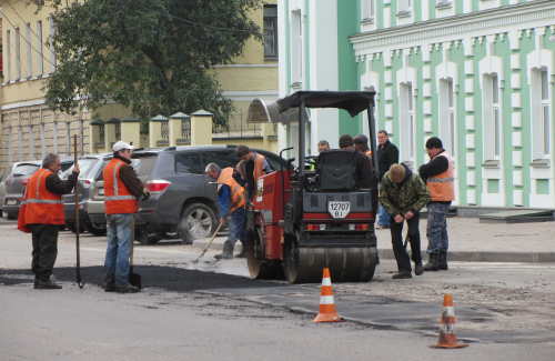 Робітники кладуть асфальт на вулиці Гагаріна
