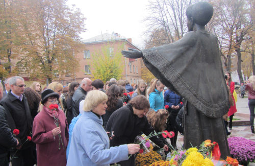 Покладання квітів пам'ятнику Раїсі Кириченко
