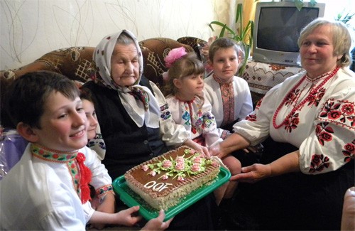 У день народження бабусі у домівці Марії Петрівни Мормуль було багатолюдно