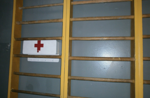 Шведська стінка з аптечкою  у спортзалі школи №38