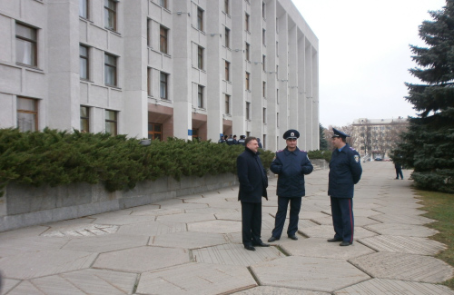 Міліціонери під облдержадміністрацією в очікуванні мітингу