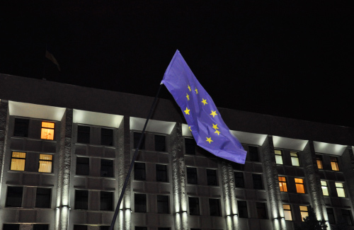 Прапор Євросоюзу під стінами Полтавської ОДА
