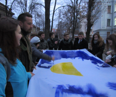 Студенти ПНПУ малюють прапор