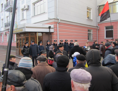 Активісти біля будівлі УМВС України в Полтавській області