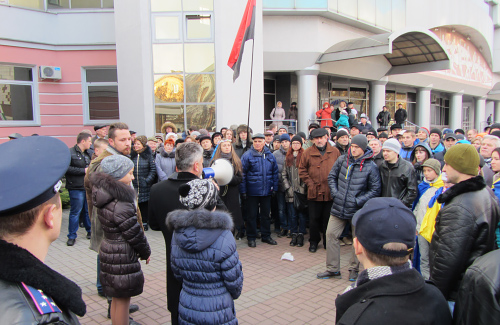 Активісти біля будівлі УМВС України в Полтавській області