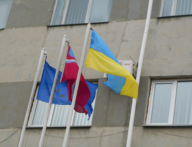 Невідомі зняли прапор ЄС перед Лубенською міськрадою