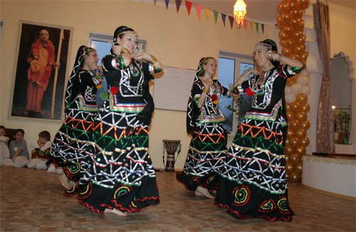 Ольга Коробова з колективом SAPNA виконують індійський танець