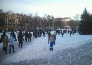 Полтавці носять мішки зі снігом для барикадування обласної ради