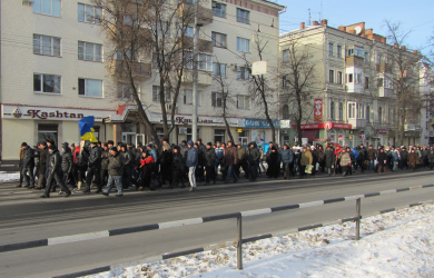 Колона мітингуючих на вул. Фрунзе