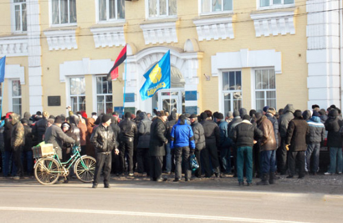 Мітинг під стінами Миргородської міськаради