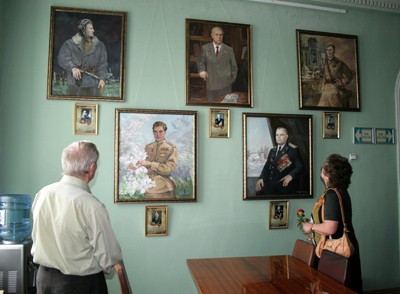 Гості оглядають галерею портретів героїв-визволителів