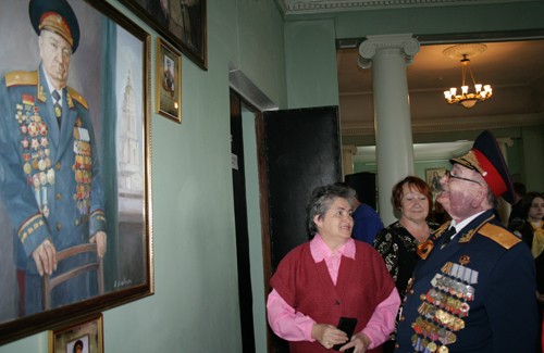 Кавалер чотирьох медалей «За відвагу» Олексій Левченко поруч із своїм портретом