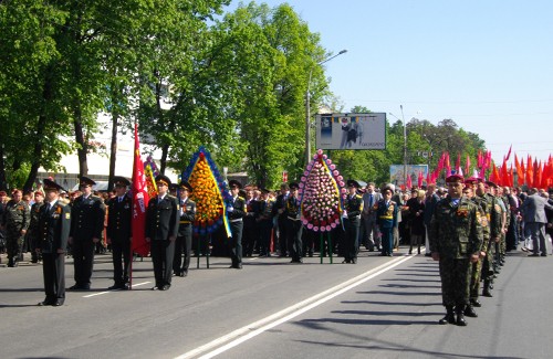Торжественный парад на улице Фрунзе в Полтаве
