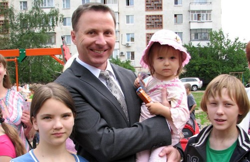 Андрій Матковський з радісними дітлахами