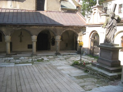 Двір Армянського собору, де знімали останню сцену першої серїї  «Трьох мушкетерів»