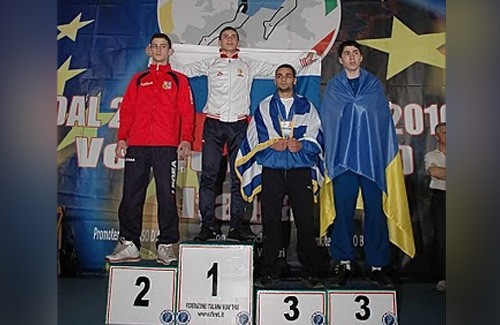 Алім Набієв (крайній праворуч) 