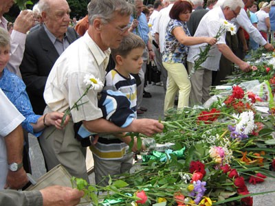 Полтавчане и гости города возложили к вечному огню тысячи цветов