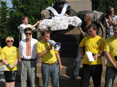 Движение добровольцев «Пространство свободы» протестовали против символа российского империализма