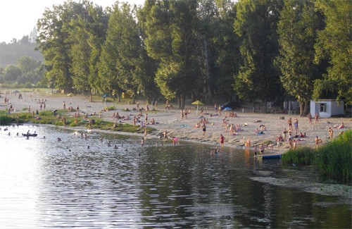 На центральному пляжі люди купаються,  хоча це небезпечно
