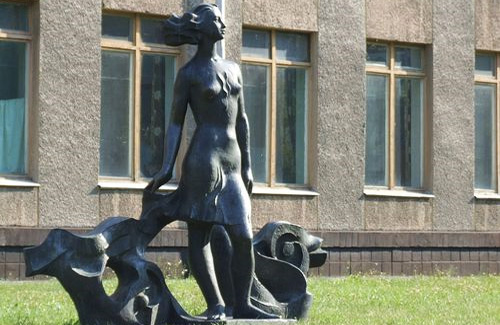 Пам’ятник біля кременчуцького університету