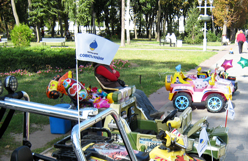 Агитация в Полтаве перешла на детские автомобили