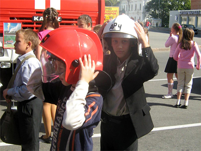 П’ятикласник Максим Лук’янець міряє шолом рятувальника