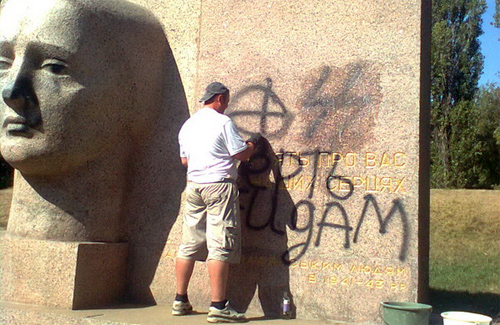 У Полтаві невідомі вандали осквернили монумент Скорботної матері