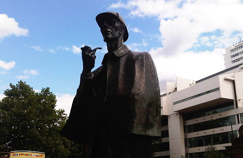 Памятник Шерлоку Холмсу в Лондоне на Бейкер-стрит