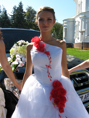 Катя надела свадебное платье впервые