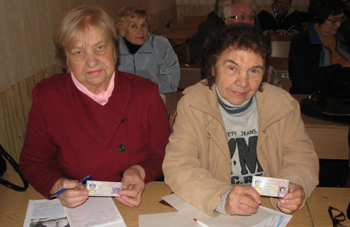 Немолодые студентки Галина Яценко и Нина Бабенко с гордостью показывают свои студенческие билеты