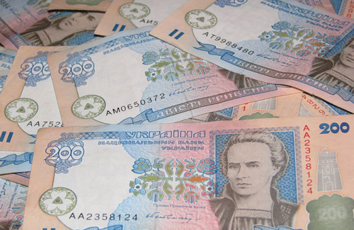 Янукович распорядился выдавать зарплаты не реже двух раз в месяц