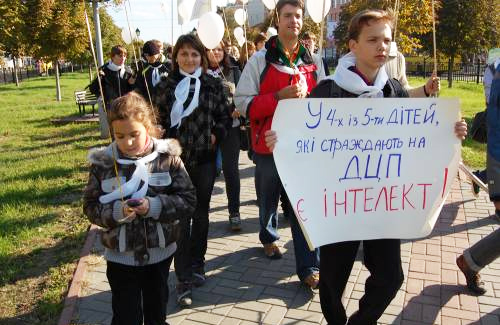 Шествие в поддержку детей-аутистов в Полтаве