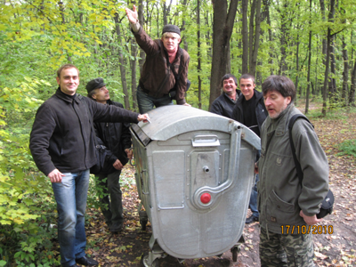 Студенти Полтавського інституту економіки і права допомогли поставити контейнер на місце