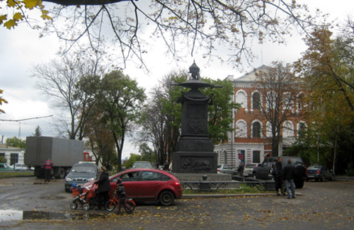 Памятник в центре Полтавы превращен в автостоянку