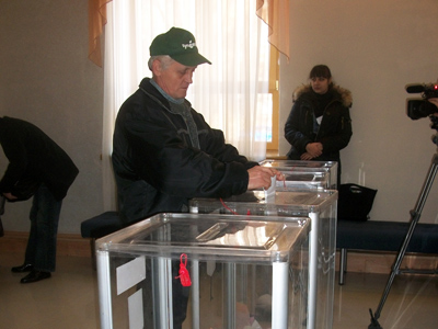 Сотый голосующий на избирательном участке №8 (в ОЦЭВУМ)