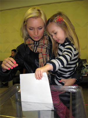 Дочь Наташа и внучка София голосуют за папу и дедушку