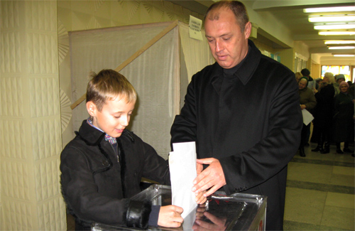 Александр Мамай с сыном Сергеем проголосовали за будущее европейской Полтавы