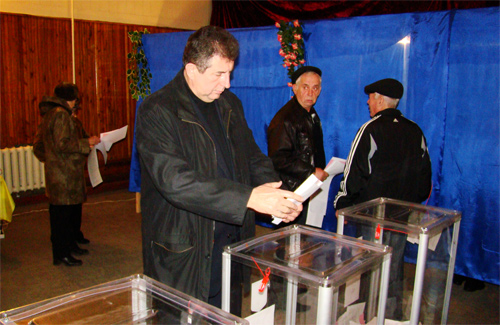 Олександр Удовіченко перед голосуванням 30 хвилин відстояв у черзі
