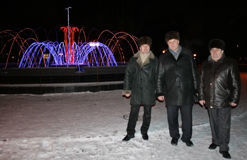 Николай Надточий, Валерий Ченчевой, Анатолий Сердюк возле созданного ими фонтана