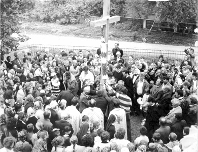 Встановлення хреста на символічній могилі вояків ОУН-УПА