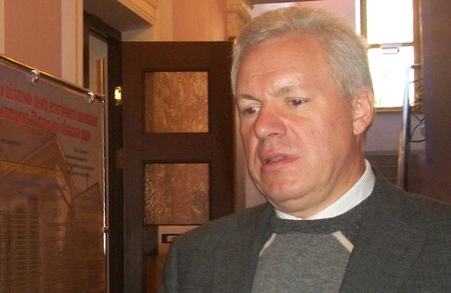 Валерий Асадчев на своем избирательном участке