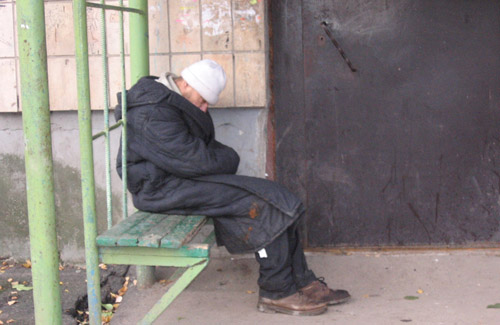Выброшенного на улицу полтавского пенсионера определят в дом престарелых