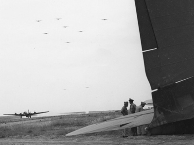 Американские бомбардировщики возвращаются из первой челночной миссии операции «Фрэнтик» Встречает генерал Айра Эйкер