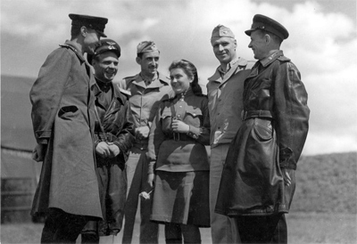 Предположительно командиры полков полтавского аэроузла, 169-я авиабаза особого назначения. В центре — девушка-переводчик. Американцы- слева полковник Бартон , справа полковник Райс.